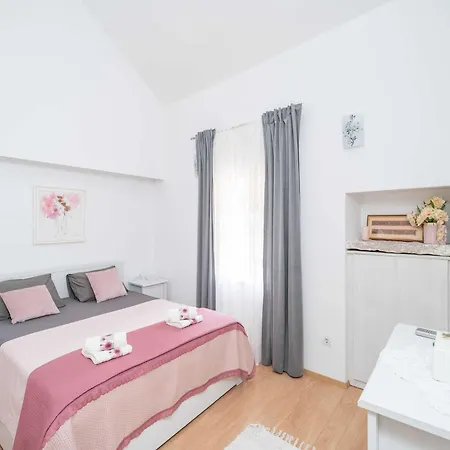 Vikendica Majkovi - Three Bedroom With Swimming Pool