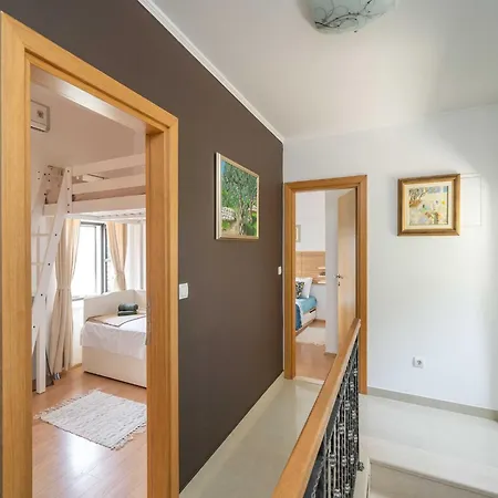 Majkovi - Three Bedroom With Swimming Pool Vikendica *