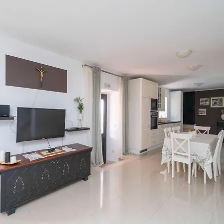 Majkovi - Three Bedroom With Swimming Pool Slano